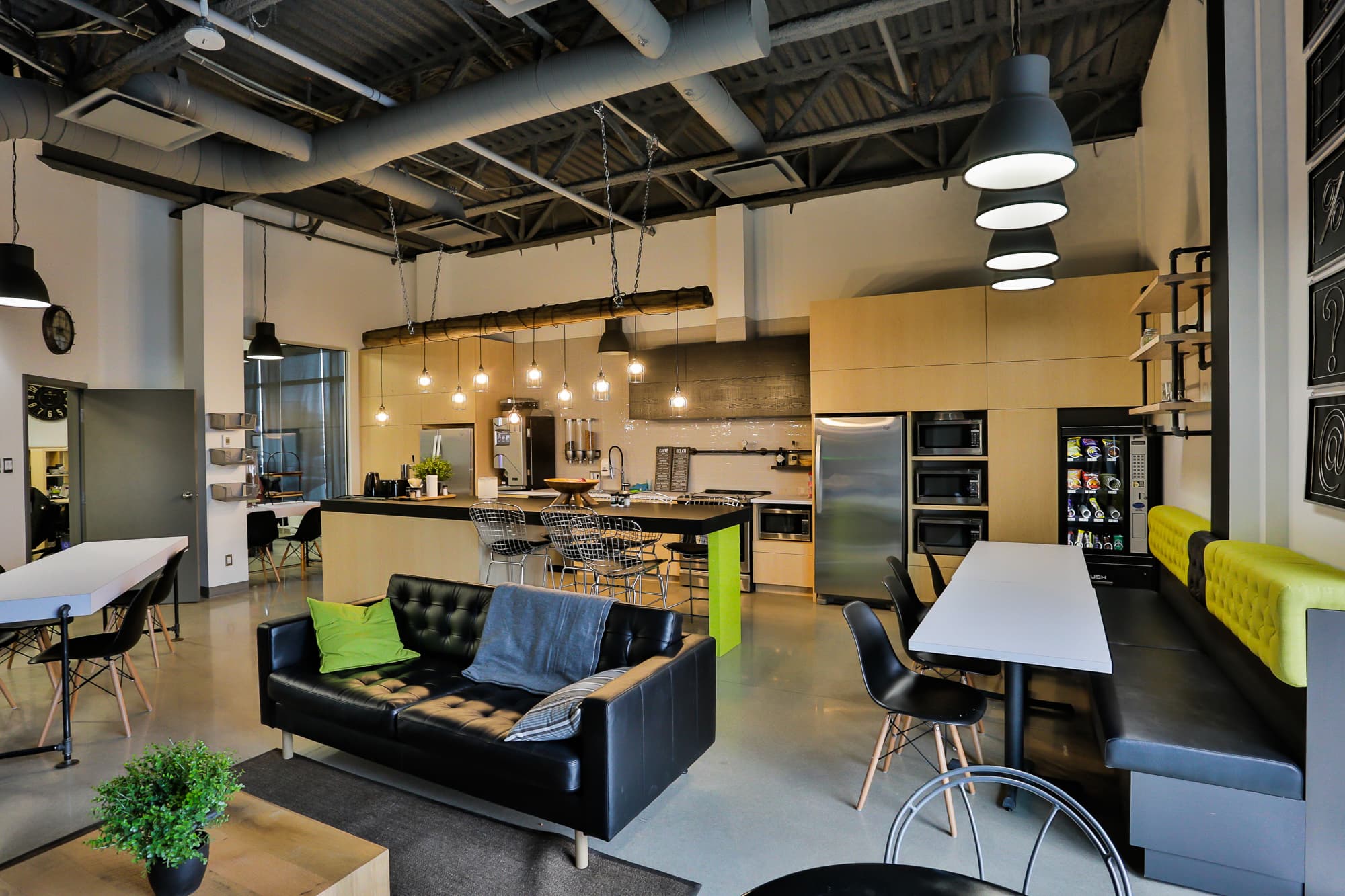 Bikom Kitchen 825, Lebourgneuf Boulevard "Complexe Lebourgneuf Phase I", Québec City QC